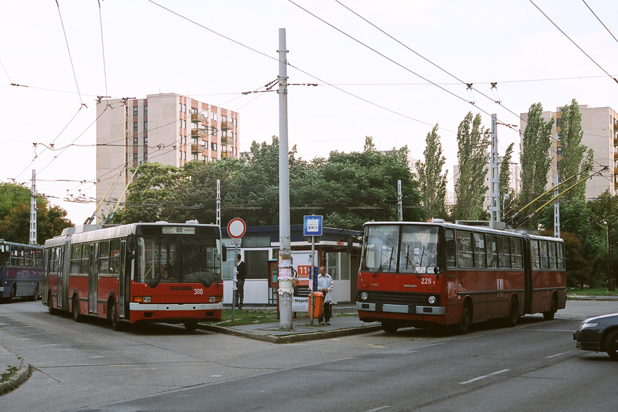 Будапешт, Ikarus 435.81 № 300; Будапешт, Ikarus 280.94 № 226