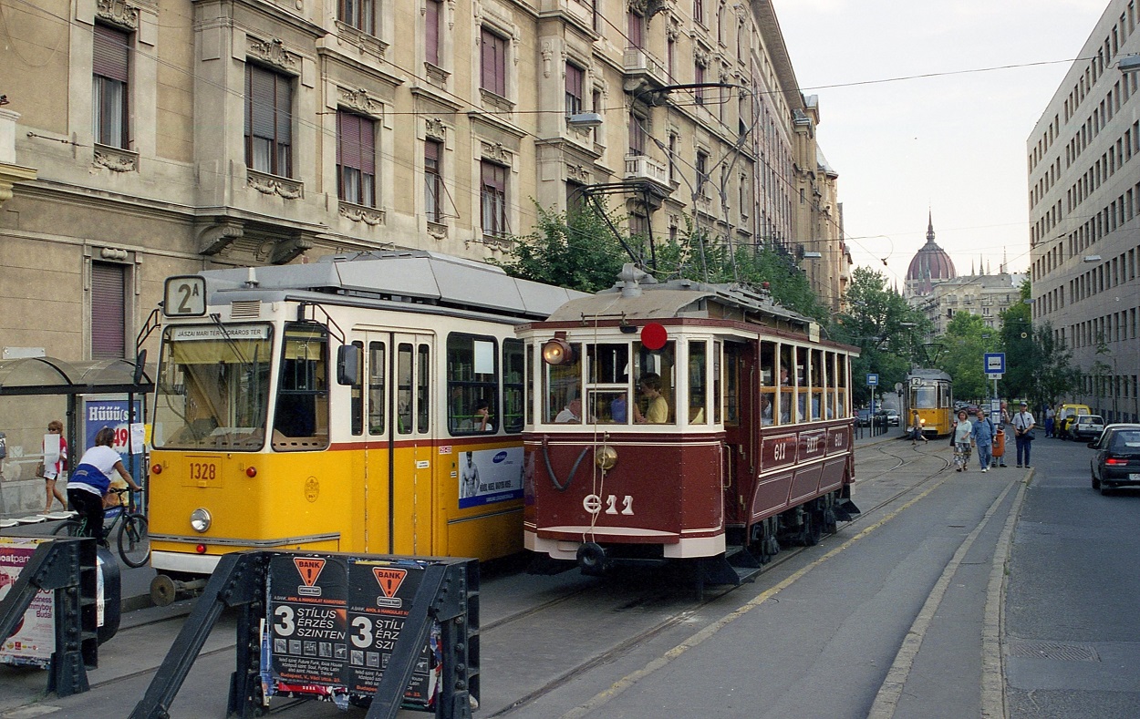 Будапешт, Ganz-Hunslet KCSV7 № 1328; Будапешт, BKVT S (Schlick) № 611