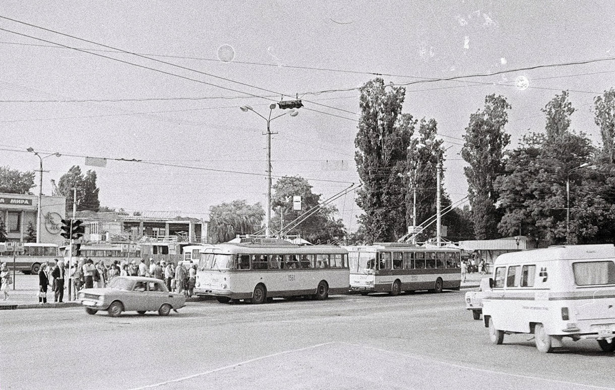 Крымский троллейбус, Škoda 9Tr21 № 1561; Крымский троллейбус, Škoda 14Tr02/6 № 2002; Крымский троллейбус — Исторические фотографии (1959 — 2000)