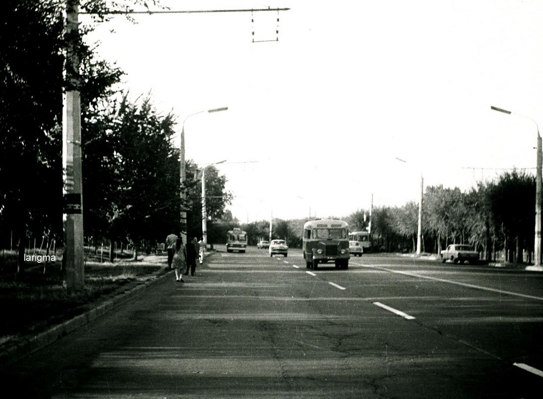 Красногвардейский тракт (проспект Суюнбая) в 1974 году. Автор фото: Игорь Ларионов