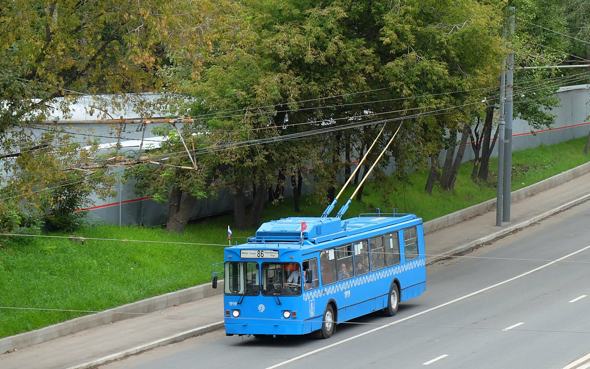 Москва, ЗиУ-682ГМ1 (с широкой передней дверью) № 1919 Москва, ЗиУ-682ГМ1 (с широкой передней дверью) № 1919