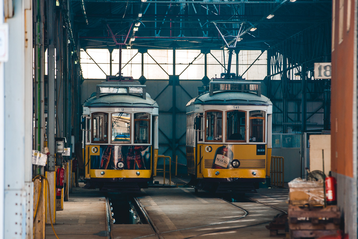 Лиссабон, Carris 2-axle motorcar (Remodelado) № 552; Лиссабон, Carris 2-axle motorcar (Remodelado) № 541; Лиссабон — Трамвай — Estação de Santo Amaro (депо)