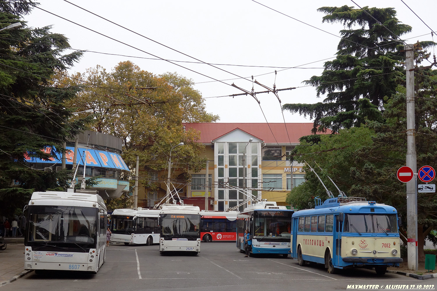Крымский троллейбус, Тролза-5265.05 «Мегаполис» № 8607; Крымский троллейбус, Škoda 9TrH27 № 7012