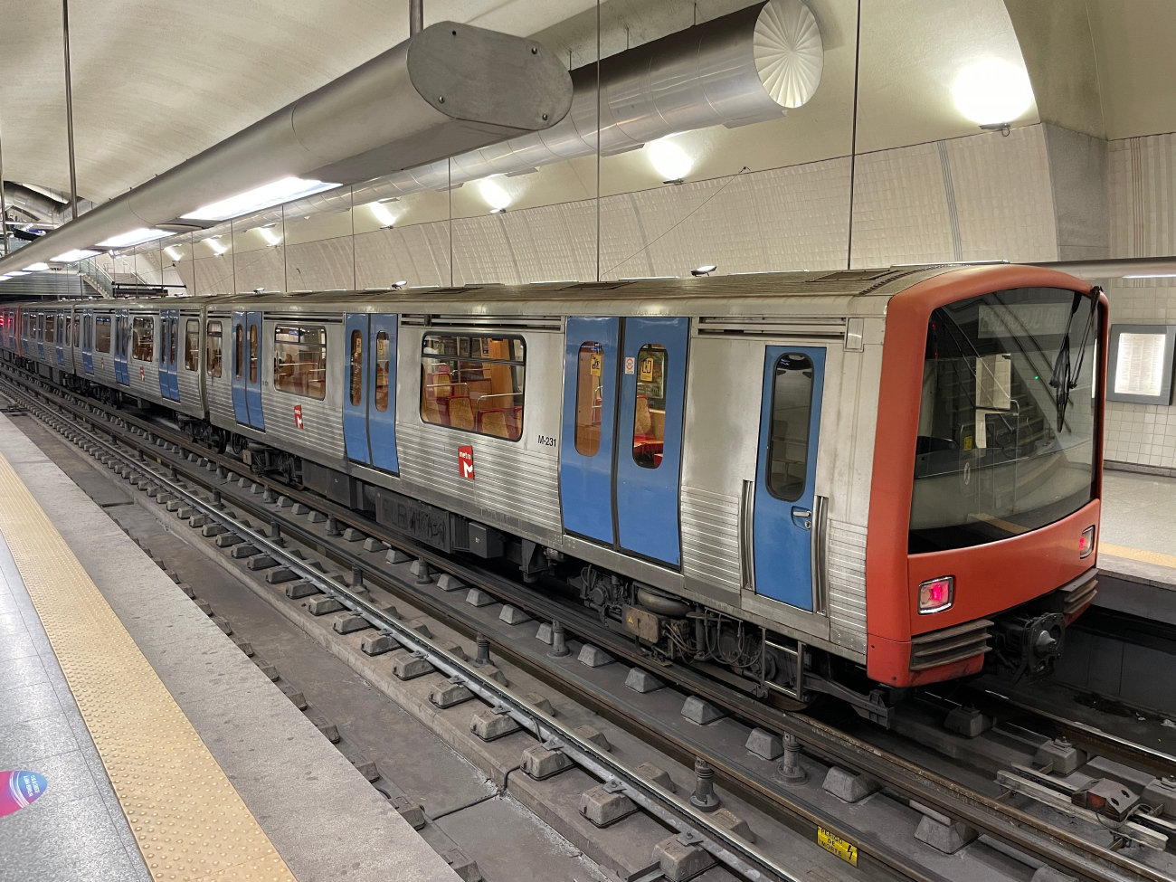 Лиссабон, ML90 № M233; Лиссабон, ML90 № R232; Лиссабон, ML90 № M231; Лиссабон — Metro — Linha Vermelha; Лиссабон — Metro — Подвижной состав
