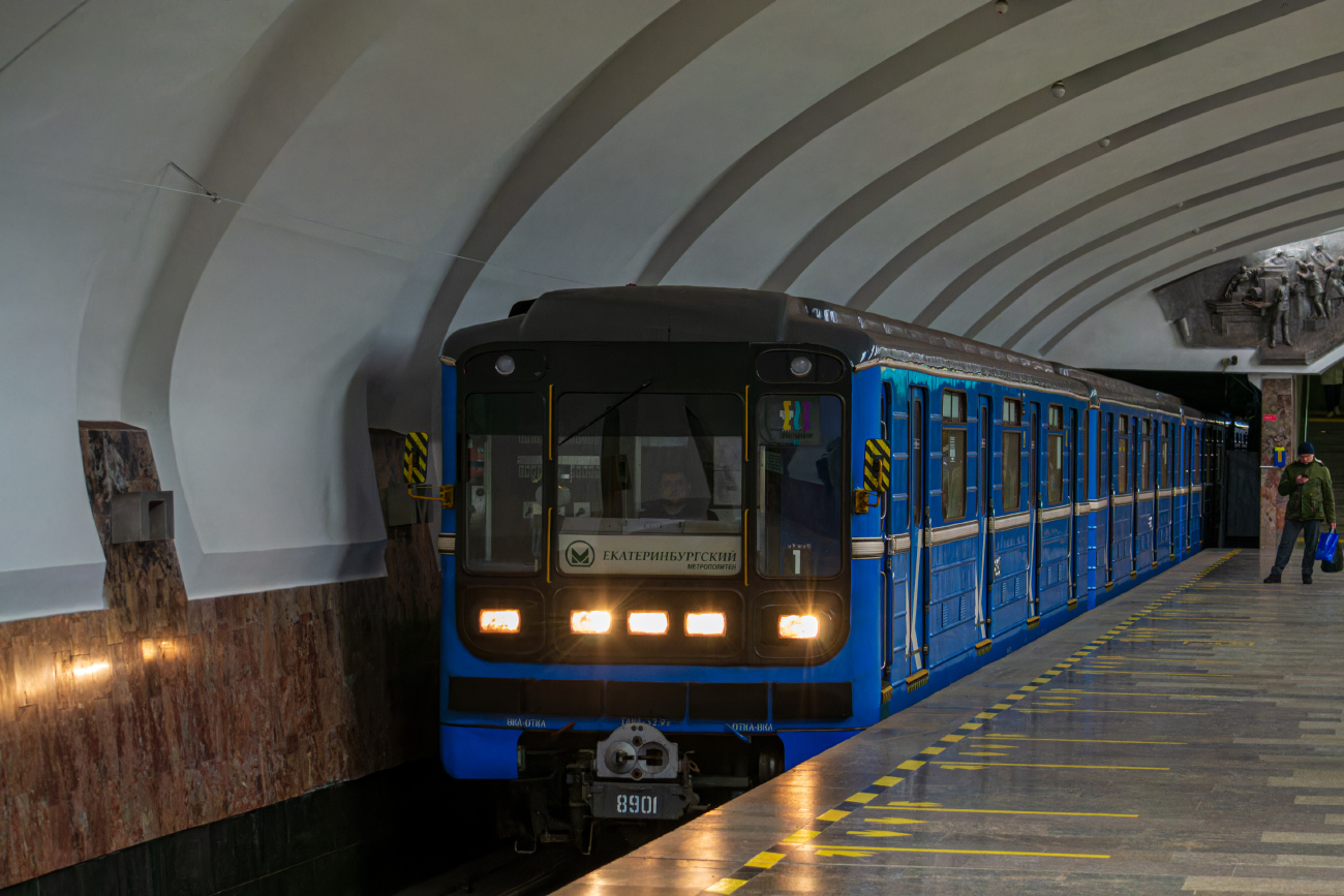 Екатеринбург, 81-717.5 (ЛВЗ/ВМ) № 8901