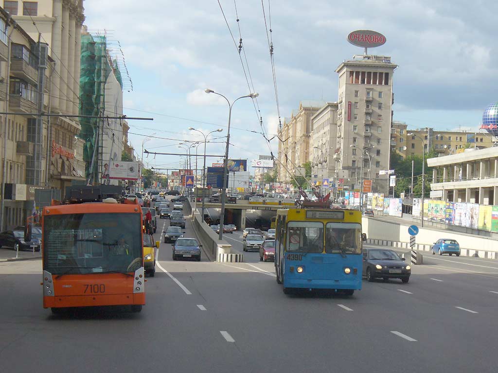 Москва, Тролза-5265.00 «Мегаполис» № 7100; Москва, ЗиУ-682ГМ № 4390