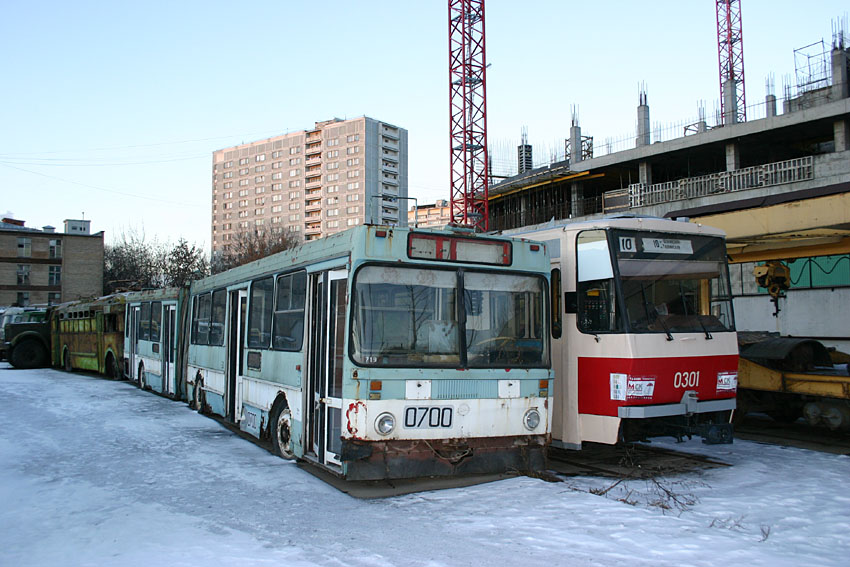 Москва, Tatra T6B5SU № 0301; Москва, ЛиАЗ-МТрЗ-6220 № 0700