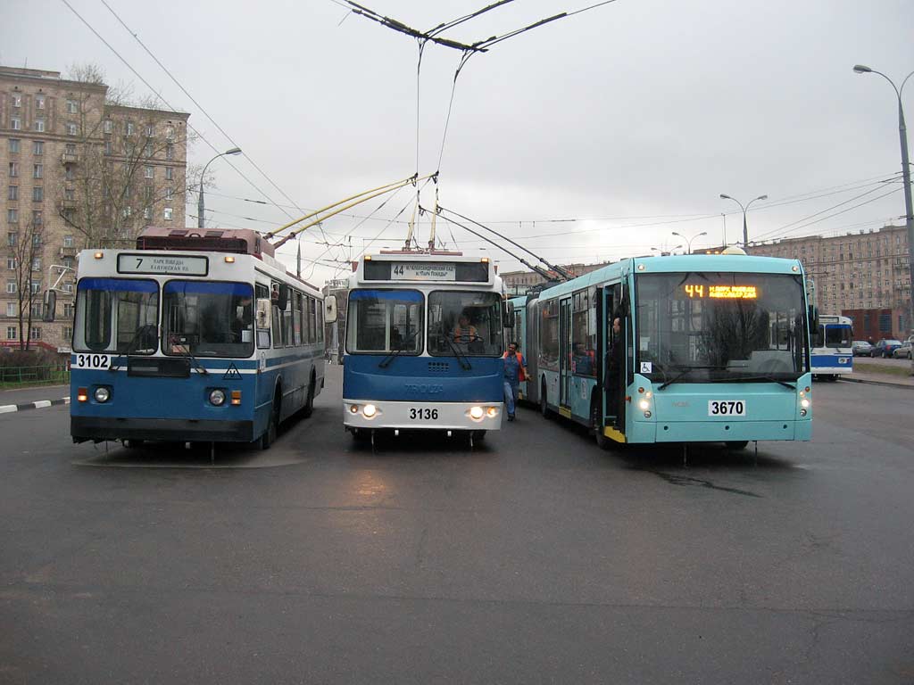 Москва, ЗиУ-682ГМ1 (с широкой передней дверью) № 3102; Москва, ЗиУ-682Г-016.02 (с широкой 1-й дверью) № 3136; Москва, Тролза-6206.00 «Мегаполис» № 3670