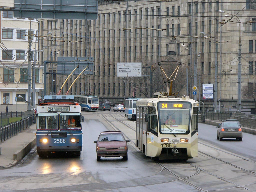Москва, ЗиУ-682ГМ1 (с широкой передней дверью) № 2588; Москва, 71-619КТ № 4286