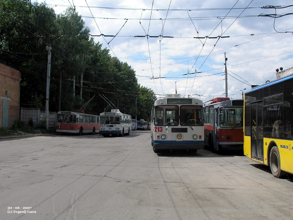 Vinnycja, ZiU-682G-016 (012) č. 213; Vinnycja, ZiU-682G-016 (012) č. 212; Vinnycja, ZiU-682V č. 232; Vinnycja — Trolleybus Depot
