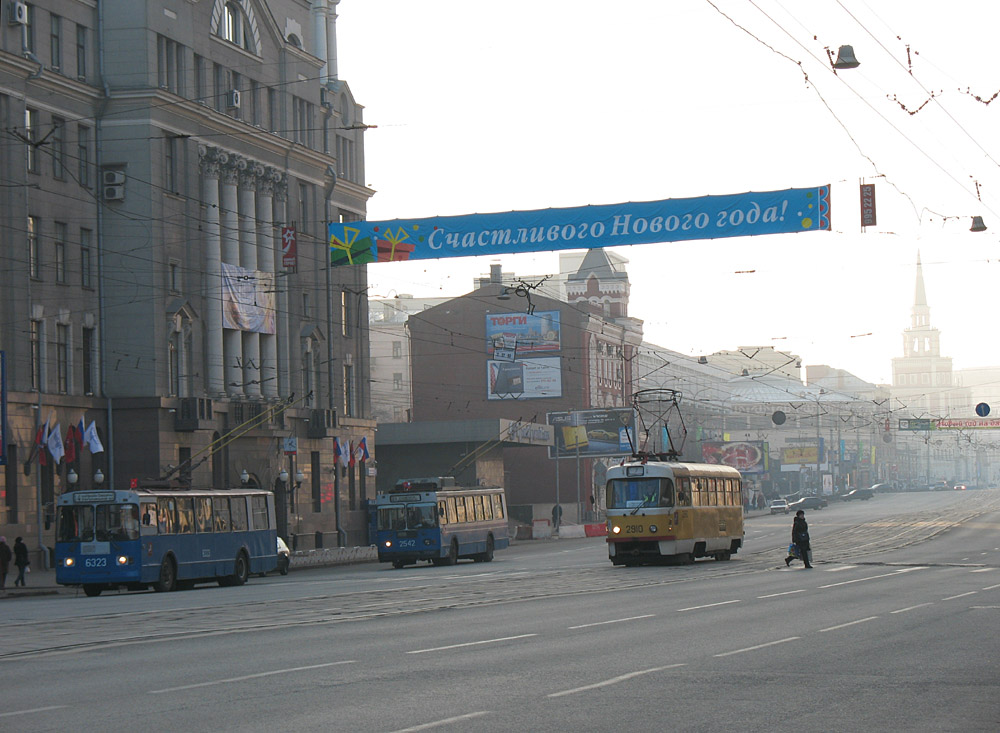 Москва, ЗиУ-682Г-012 [Г0А] № 6323; Москва, ЗиУ-682ГМ1 (с широкой передней дверью) № 2542; Москва, Tatra T3SU № 2910