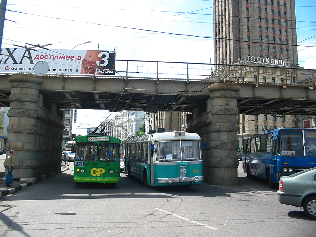 Москва, ЗиУ-682Г-016  [Г0М] № 2711; Москва, СВАРЗ ТБЭС № 421; Москва — Парад к юбилею МТрЗ 2 июля 2004