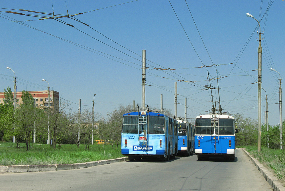 Волгоград, ЗиУ-682Г [Г00] № 1227; Волгоград, ЗиУ-682Г [Г00] № 1207; Волгоград — Троллейбусные линии: [1 и 4] Центральная сеть