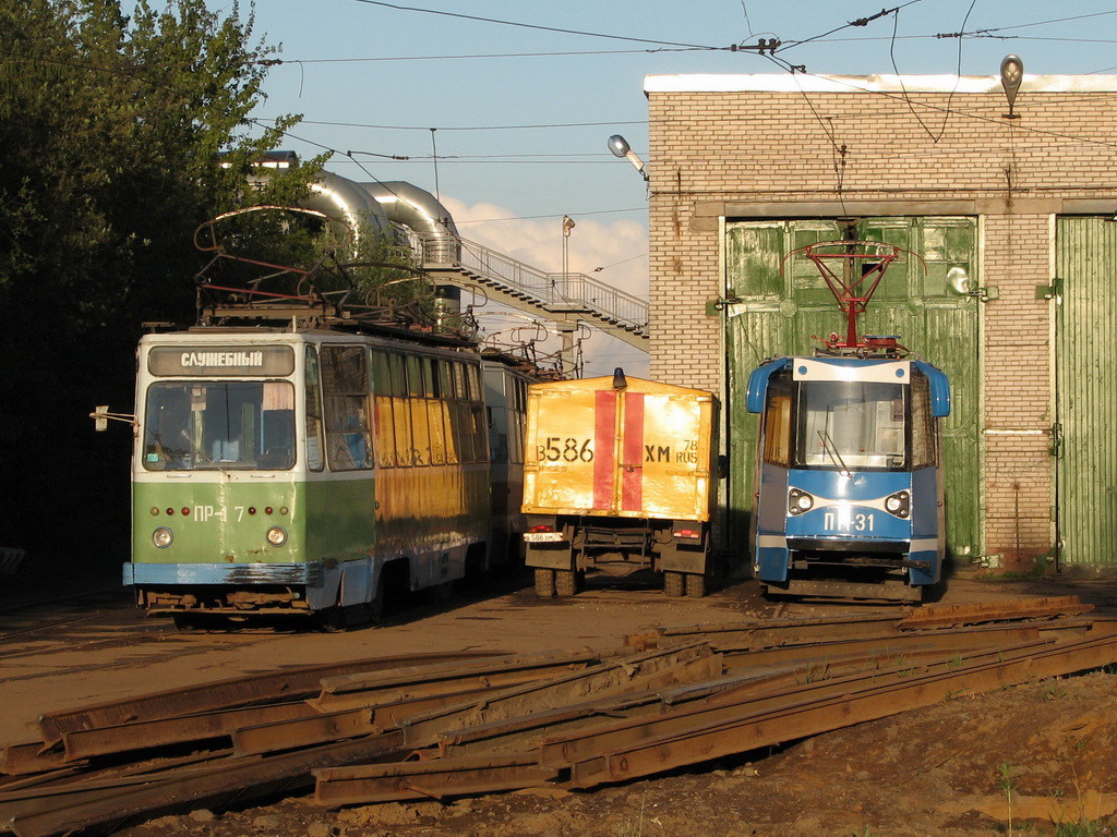 Санкт-Петербург, ПР (18М) № ПР-17; Санкт-Петербург, ТС-33В № ПМ-31