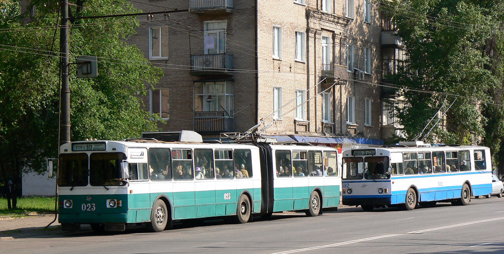 Кривой Рог, ЗиУ-683В01 № 023; Кривой Рог, ЗиУ-682В-012 [В0А] № 592