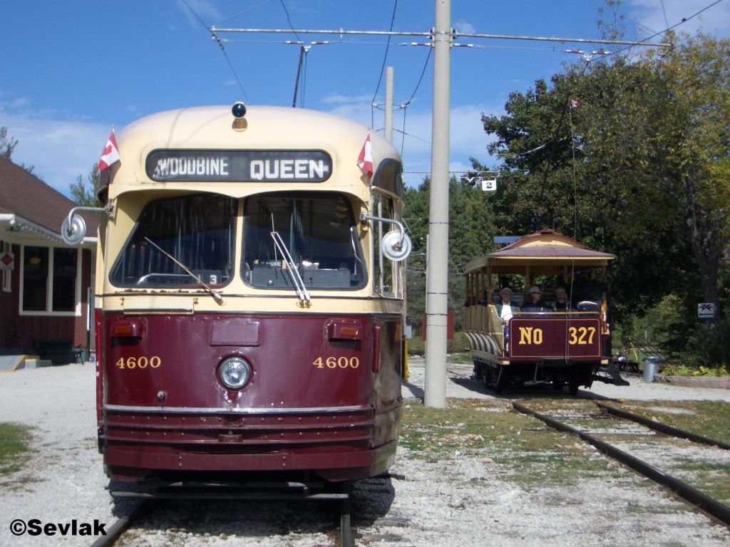 Торонто, PCC № 4600; Торонто, Двухосный моторный Toronto Railway Co. № 327