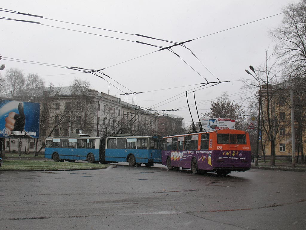Ярославль, Тролза-62052.02 [62052В] № 197; Ярославль, ЗиУ-682Г [Г00] № 128; Ярославль — Конечные станции и разворотные кольца — троллейбус