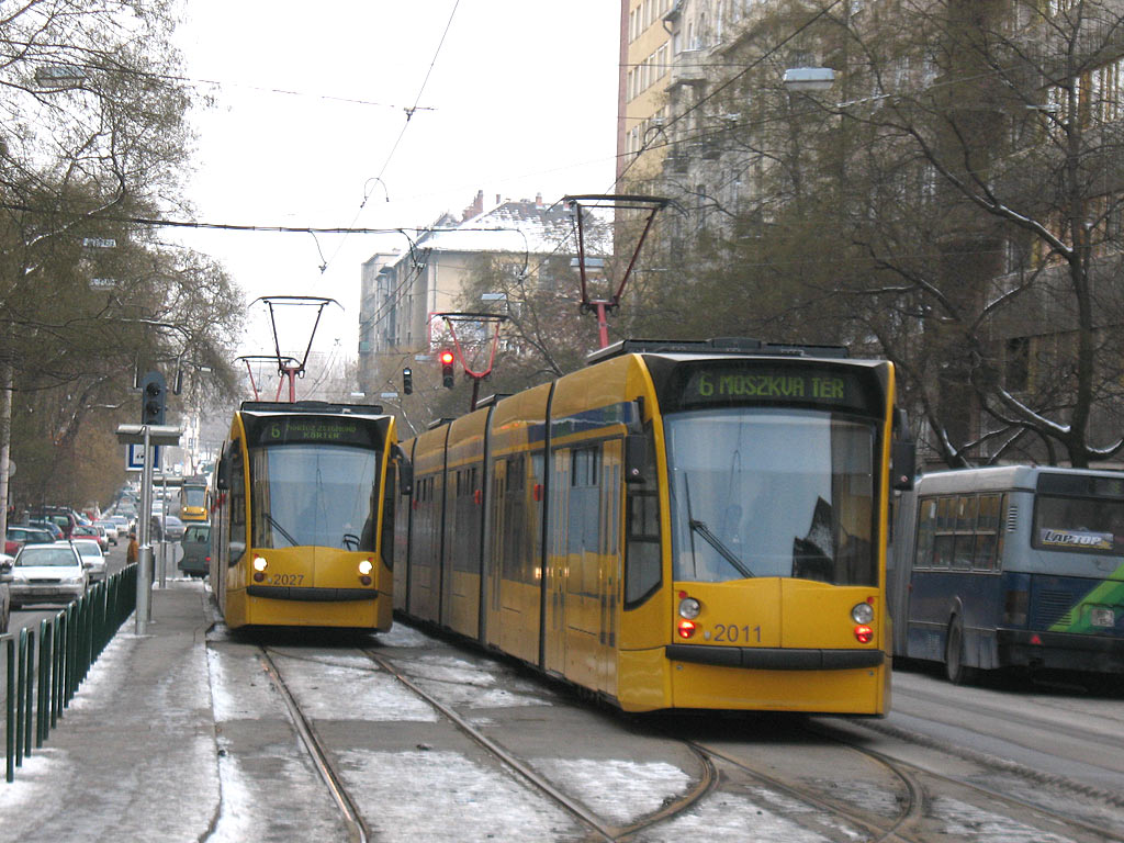 Будапешт, Siemens Combino Supra NF12B № 2027; Будапешт, Siemens Combino Supra NF12B № 2011
