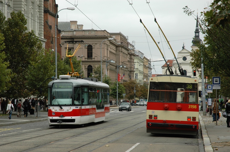 Brno, Vario LFR.E Br. 1553; Brno, Škoda 14Tr07 Br. 3198