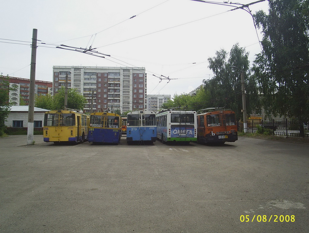 Томск, ЗиУ-682В-012 [В0А] № 285; Томск, ЗиУ-682В-012 [В0А] № 279; Томск — Троллейбусное депо