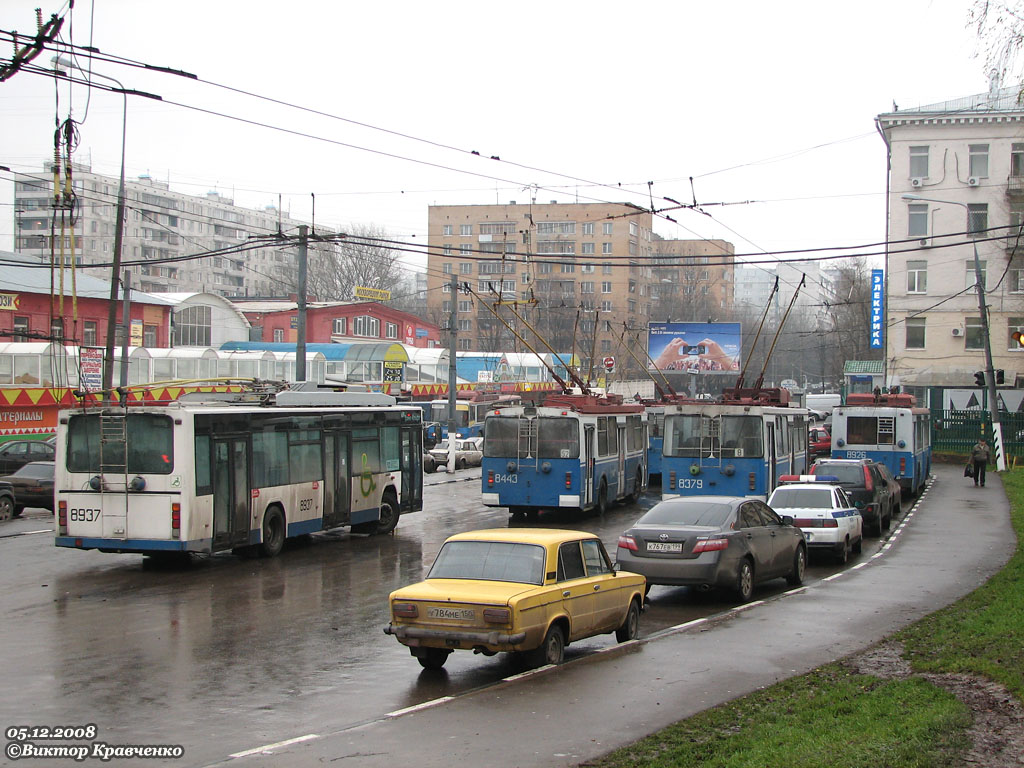Москва, ВМЗ-5298.01 (ВМЗ-463) № 8937; Москва, ЗиУ-682Г-016.02 (с широкой 1-й дверью) № 8443; Москва — Конечные станции и кольца