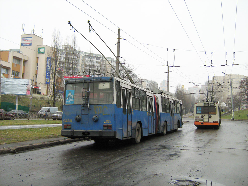 Киев, ЮМЗ Т1 № 2434; Киев, МАЗ-103Т № 2703