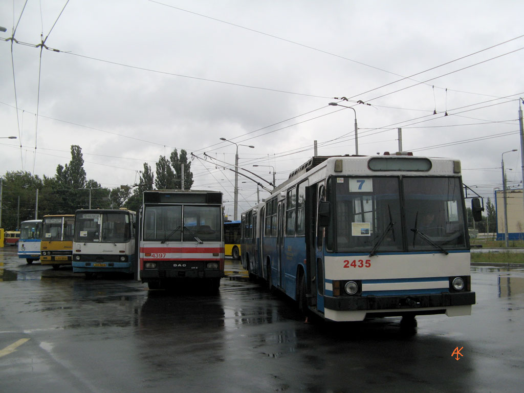 Киев, ЮМЗ Т1 № 2435