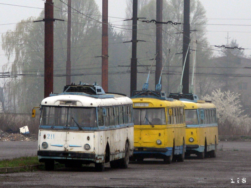 Чарнаўцы, Škoda 9TrH27 № 211; Чарнаўцы, Škoda 9TrH25 № 207; Чарнаўцы, Škoda 9TrH27 № 213