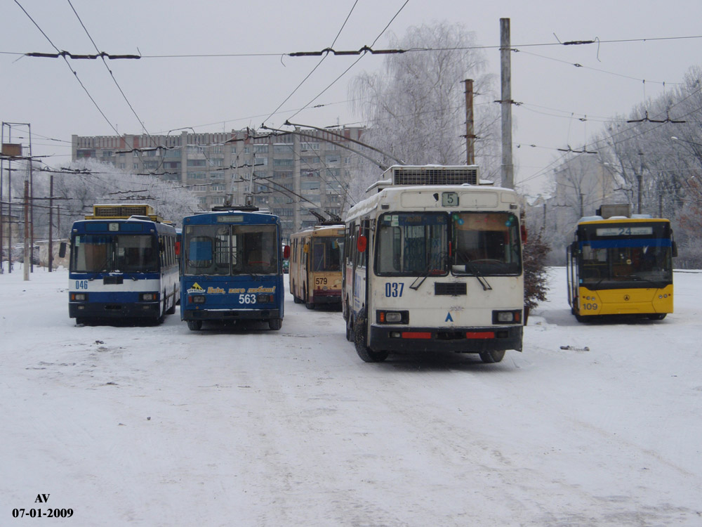 Liov, LAZ-52522 Nr. 046; Liov, Škoda 14Tr89/6 Nr. 563; Liov, LAZ-52522 Nr. 037