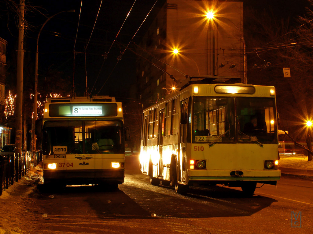 Kiev, YMZ T2 N°. 510; Kiev, MAZ-103T N°. 3704