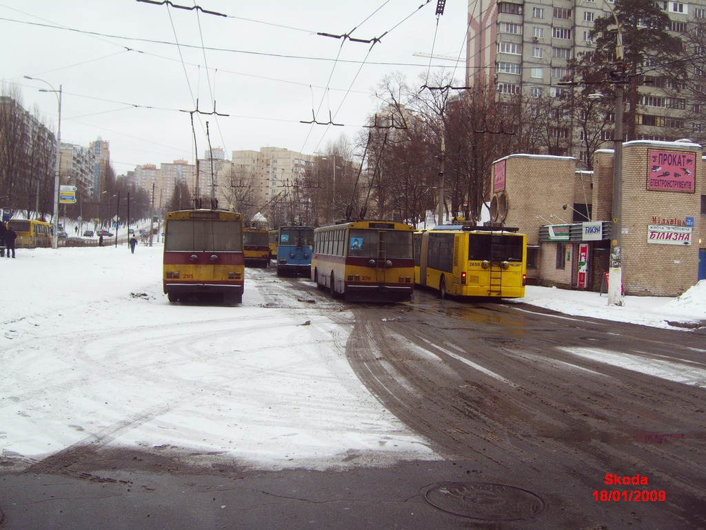 Киев, Škoda 14Tr02/6 № 295; Киев, Škoda 14Tr02 № 276; Киев, ЛАЗ E301D1 № 2650