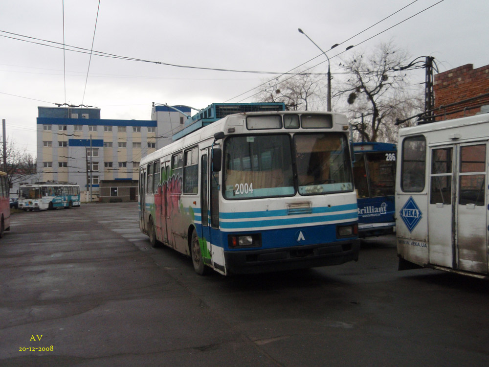 Черновцы, ЛАЗ-52522 № 2004; Черновцы, Škoda 14Tr02 № 261