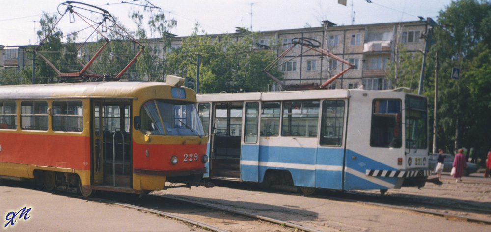 Тверь, 71-608К № 271; Тверь, Tatra T3SU № 229; Тверь — Тверской трамвай на рубеже XX и XXI вв. (2000 — 2001 гг.)