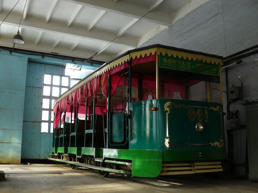 Dnipras, 2-axle motor car nr. 001