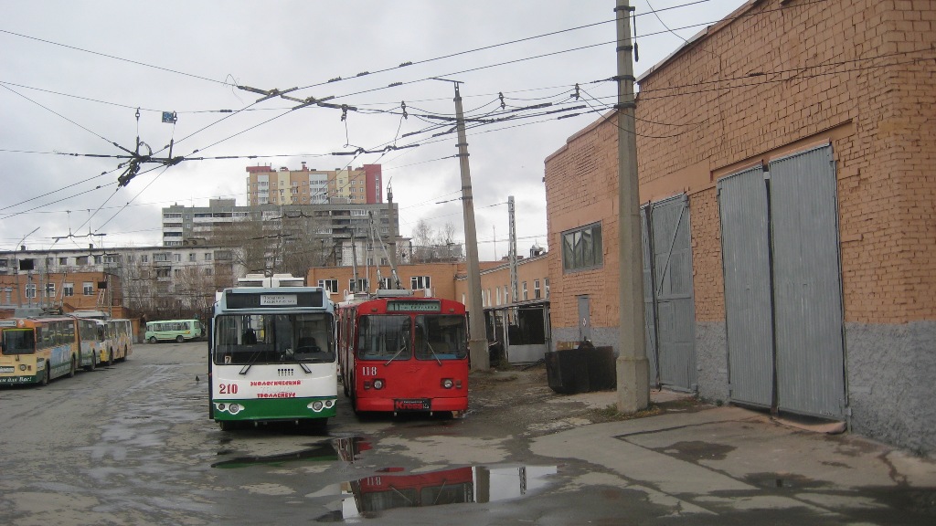 Екатеринбург, ЗиУ-682Г-016.03 № 210; Екатеринбург, ЗиУ-682В-013 [В0В] № 118