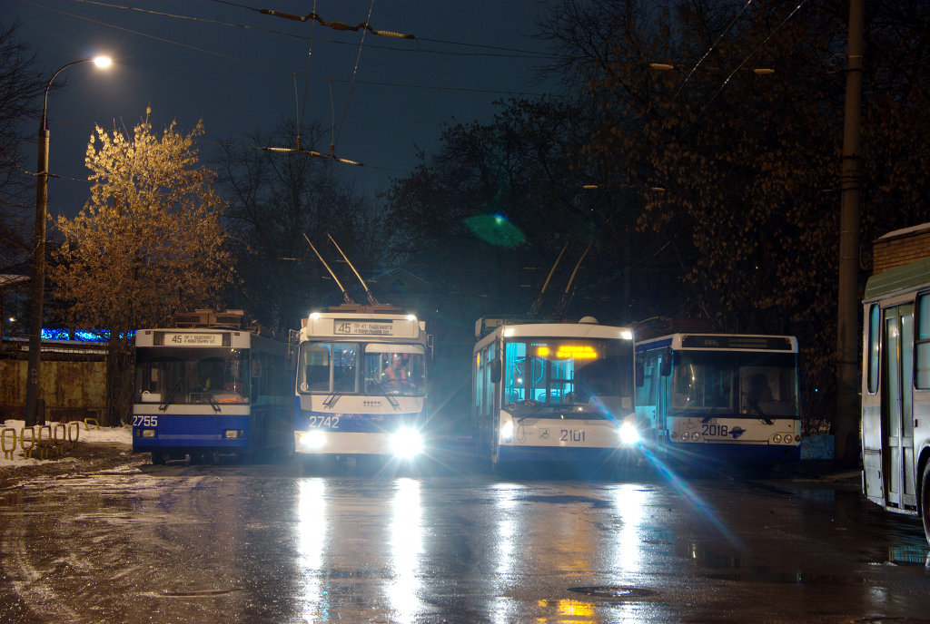 Москва, Тролза-5275.05 «Оптима» № 2755; Москва, ЗиУ-682Г-016.02 (с широкой 1-й дверью) № 2742; Москва, Тролза-5265.00 «Мегаполис» № 2101; Москва — Конечные станции и кольца