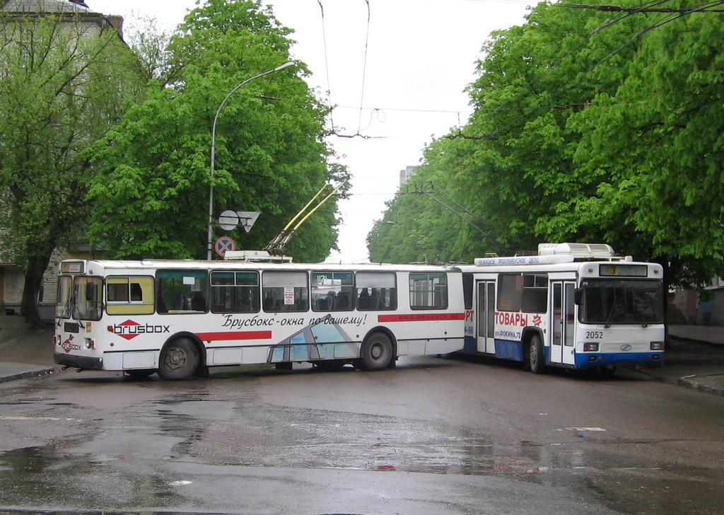 Брянск, ЗиУ-682Г-016 (012) № 1121; Брянск, БТЗ-52761Р № 2052