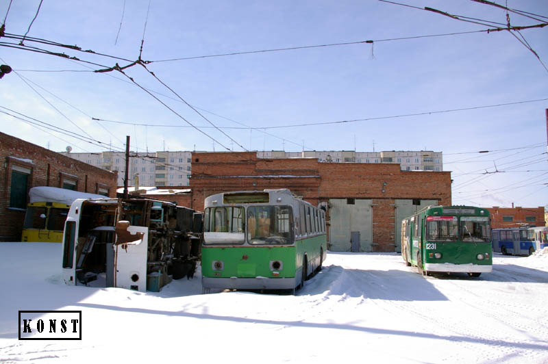 Новосибірськ, ЗиУ-682В-012 [В0А] № 1223; Новосибірськ, ЗиУ-682В № 1186; Новосибірськ, ЗиУ-682В-012 [В0А] № 1231; Новосибірськ — Трамвайные и троллейбусные депо