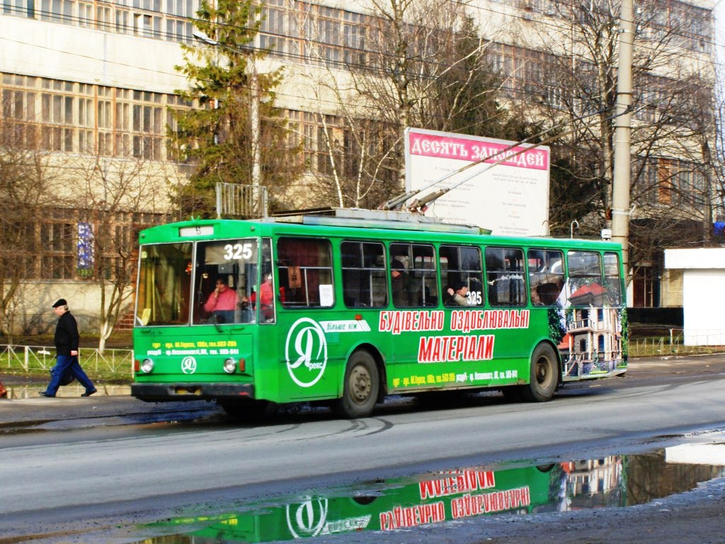 Tšernivtsi, Škoda 14Tr89/6 # 325 Tšernivtsi, Škoda 14Tr89/6 # 325