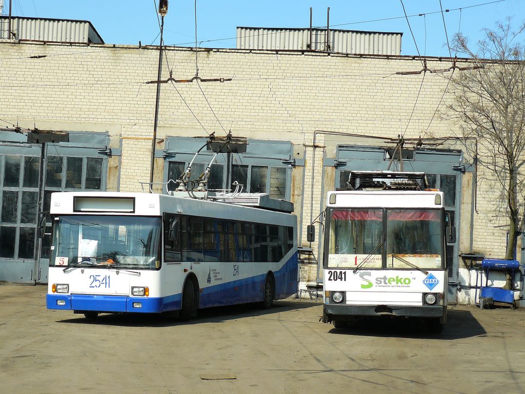 Днепр, ЮМЗ E186 № 2541; Днепр, ЮМЗ Т1Р (Т2П) № 2041; Днепр — Территория троллейбусных депо