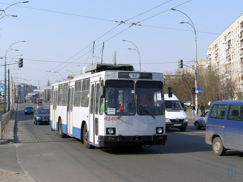 Киев, ЮМЗ Т2 № 4240