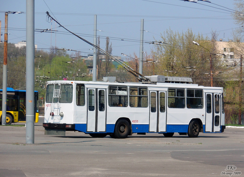 Киев, ЮМЗ Т2 № 4233