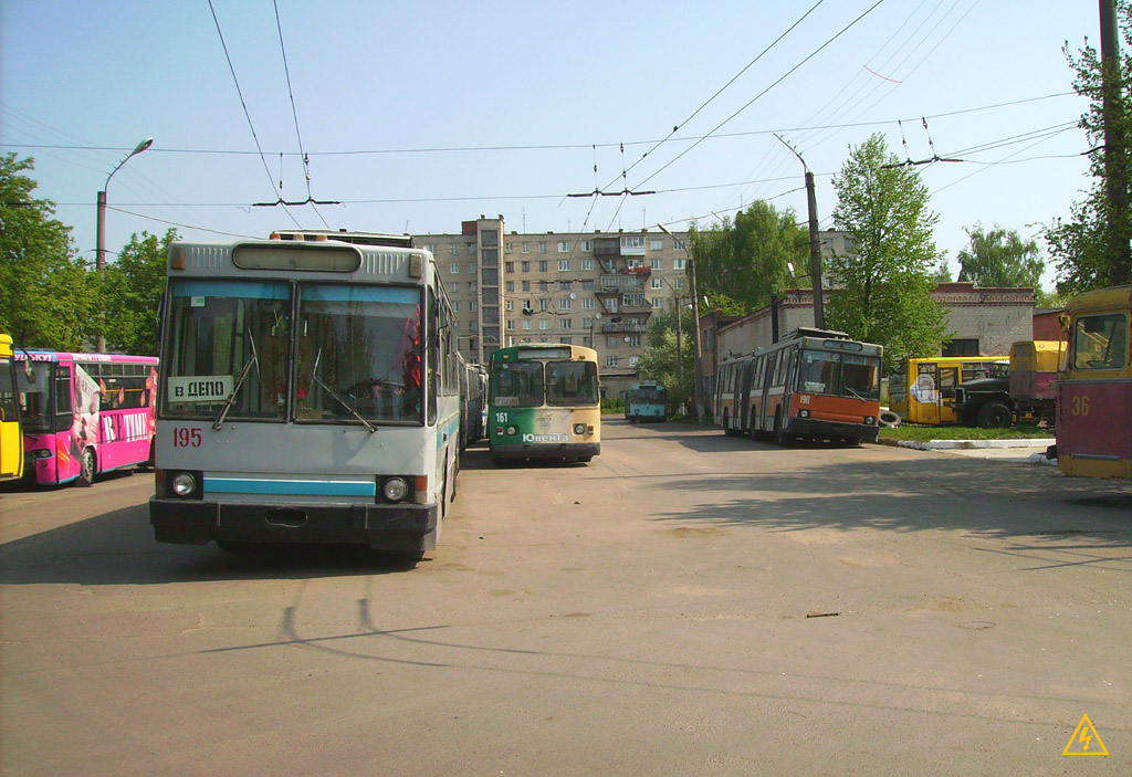 Луцк, ЮМЗ Т1 № 195