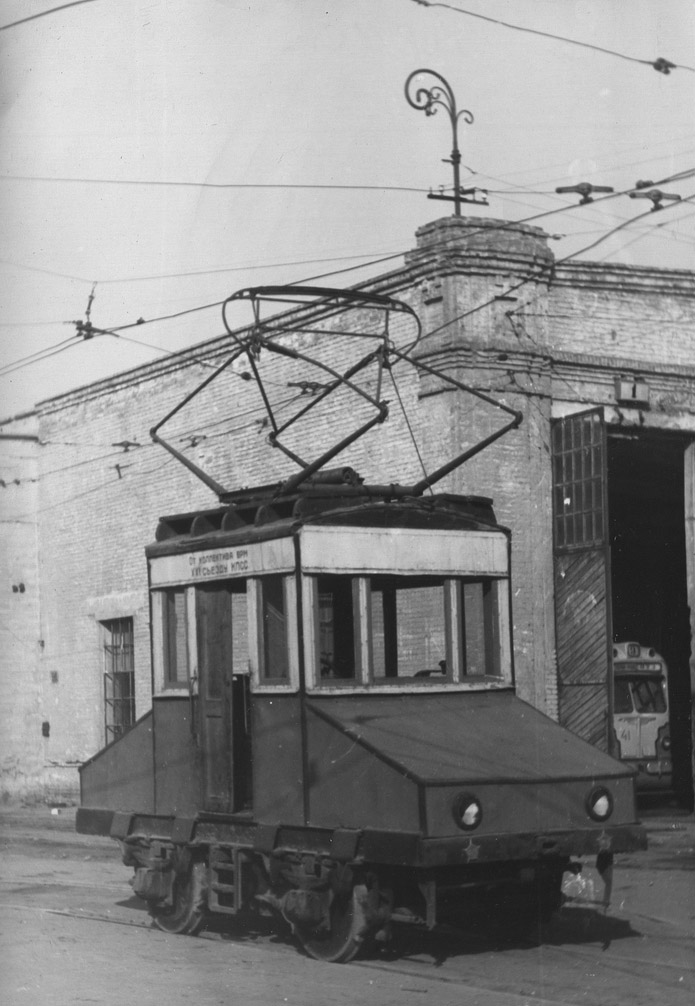 Волгоград, Электровоз № ЭМ-1; Волгоград, МТВ-82 № 41; Волгоград — Старые фотографии — Сталинград