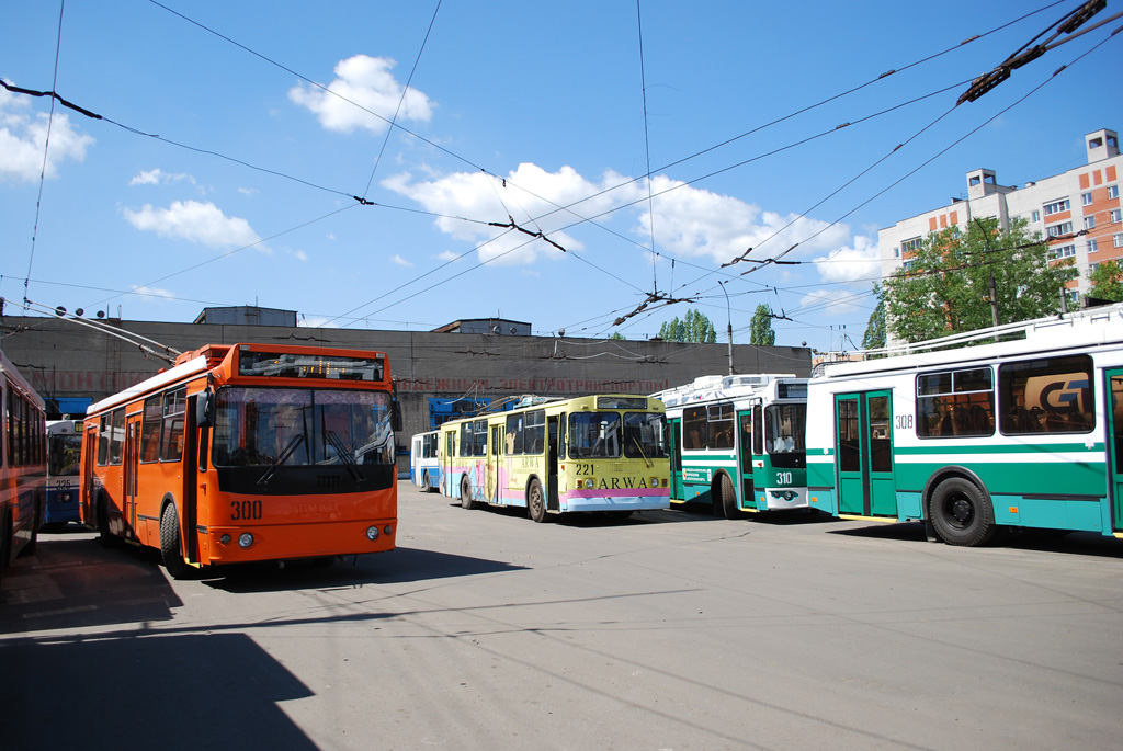 Воронеж, ЗиУ-682Г-016.02 № 300; Воронеж, ЗиУ-682Г-012 [Г0А] № 221