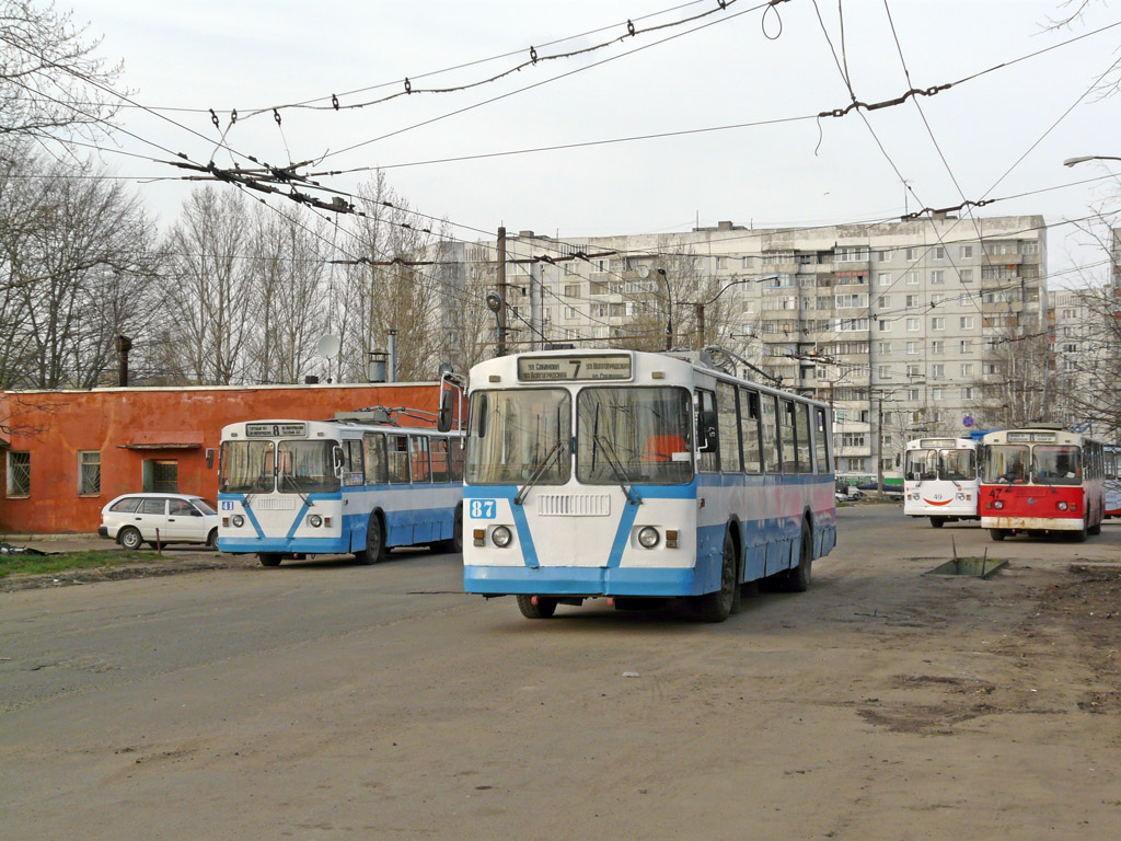 雅羅斯拉夫爾, ZiU-682G-012 [G0A] # 41; 雅羅斯拉夫爾, ZiU-682G-012 [G0A] # 87; 雅羅斯拉夫爾, Trolza-62052.02 [62052V] # 49; 雅羅斯拉夫爾, ZiU-682G-012 [G0A] # 47