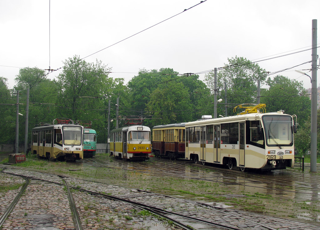 Moskau, 71-619KT Nr. 2064; Moskau, Tatra T3SU Nr. 2930; Moskau, 71-619A Nr. 2169; Moskau — Tram depots: [2] Baumana