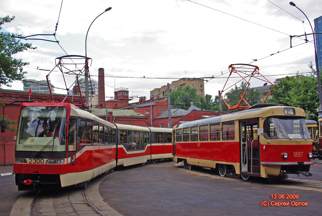 Москва, Tatra KT3R № 2300; Москва, Tatra T3SU (двухдверная) № 1897; Москва — Парад к 110-летию трамвая 13 июня 2009