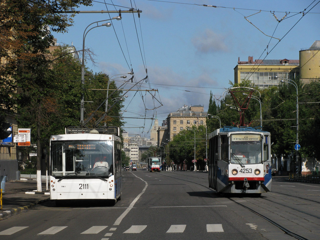 Москва, Тролза-5265.00 «Мегаполис» № 2111; Москва, 71-608КМ № 4253