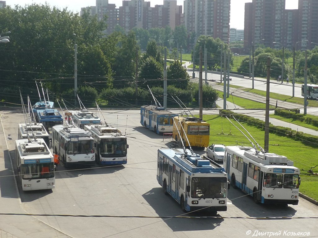 Sanktpēterburga, VMZ-5298.01 (VMZ-463) № 4981; Sanktpēterburga, PTZ-5283 № 4972; Sanktpēterburga — Terminal stations